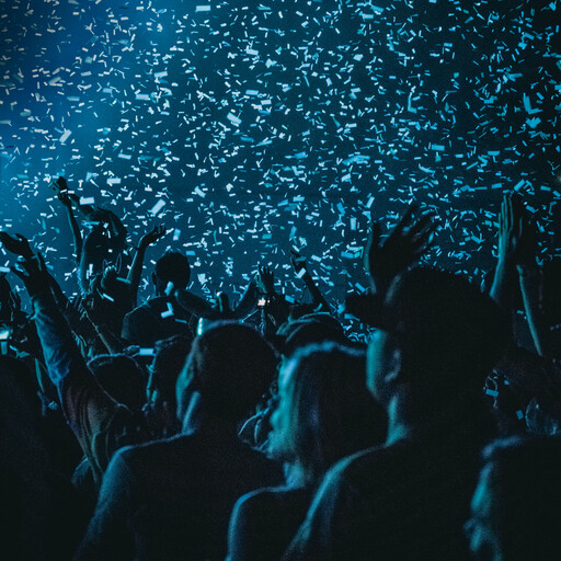 Menschenmasse mit Zetteln